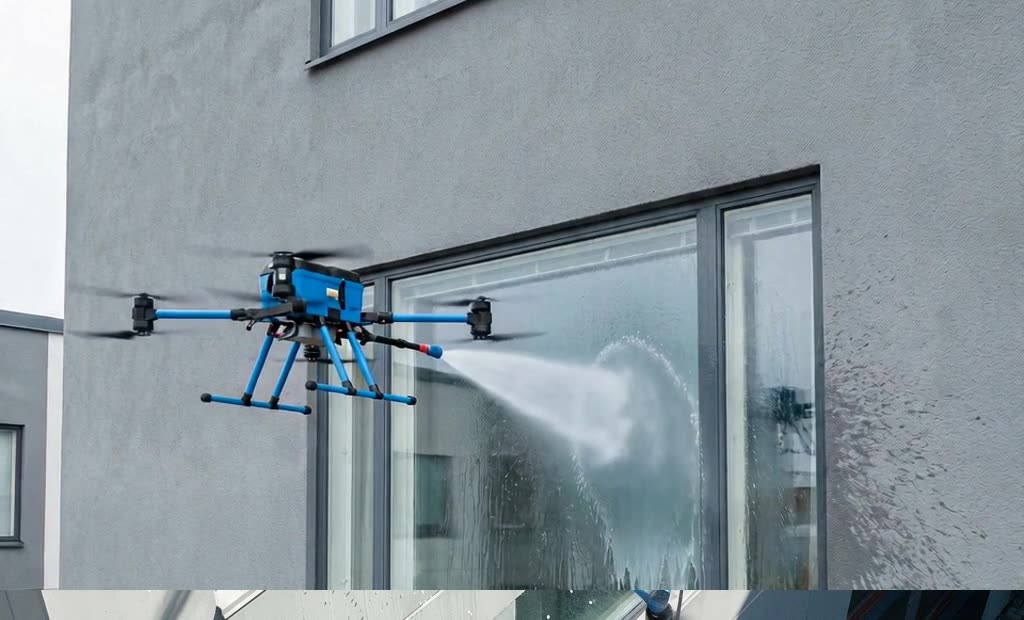 Drohne reinigt eine Glasfläche mit Reinwasser