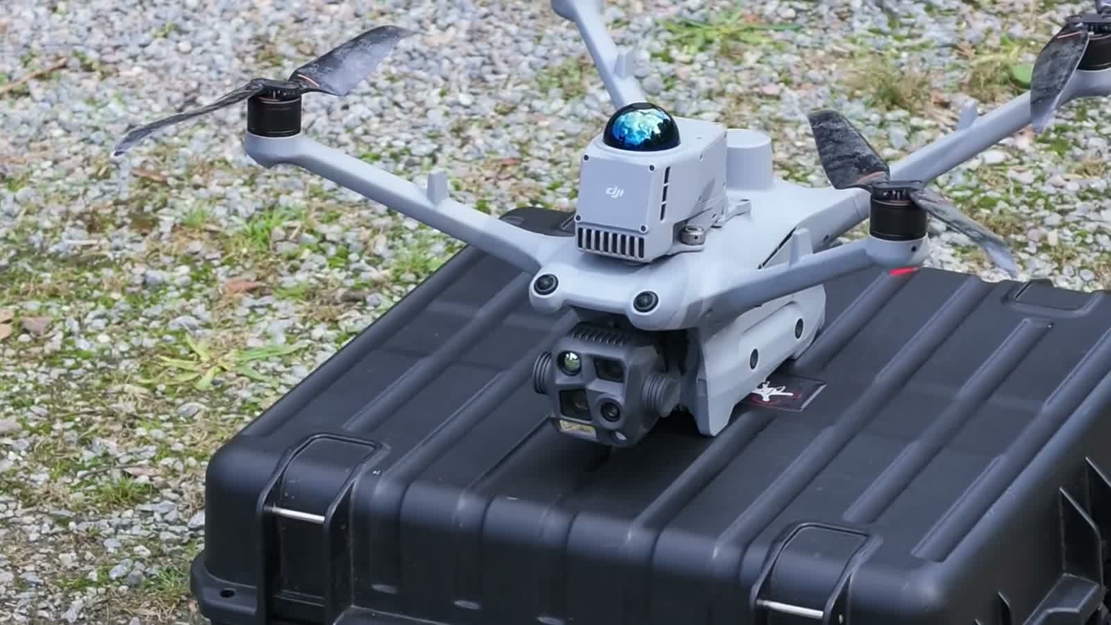 Inspektionsdrohne von SimCo Engineered auf dem Transportkoffer