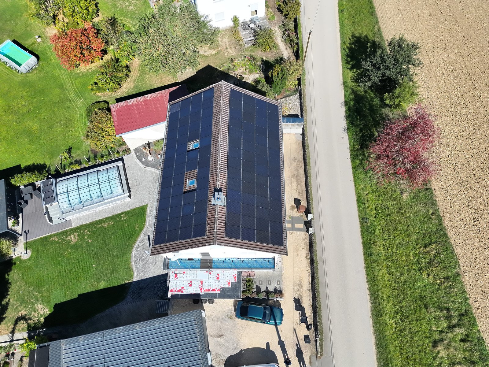 Wohngebäude mit Photovoltaik-Dachanlage, Landkreis Augsburg, Luftaufnahme