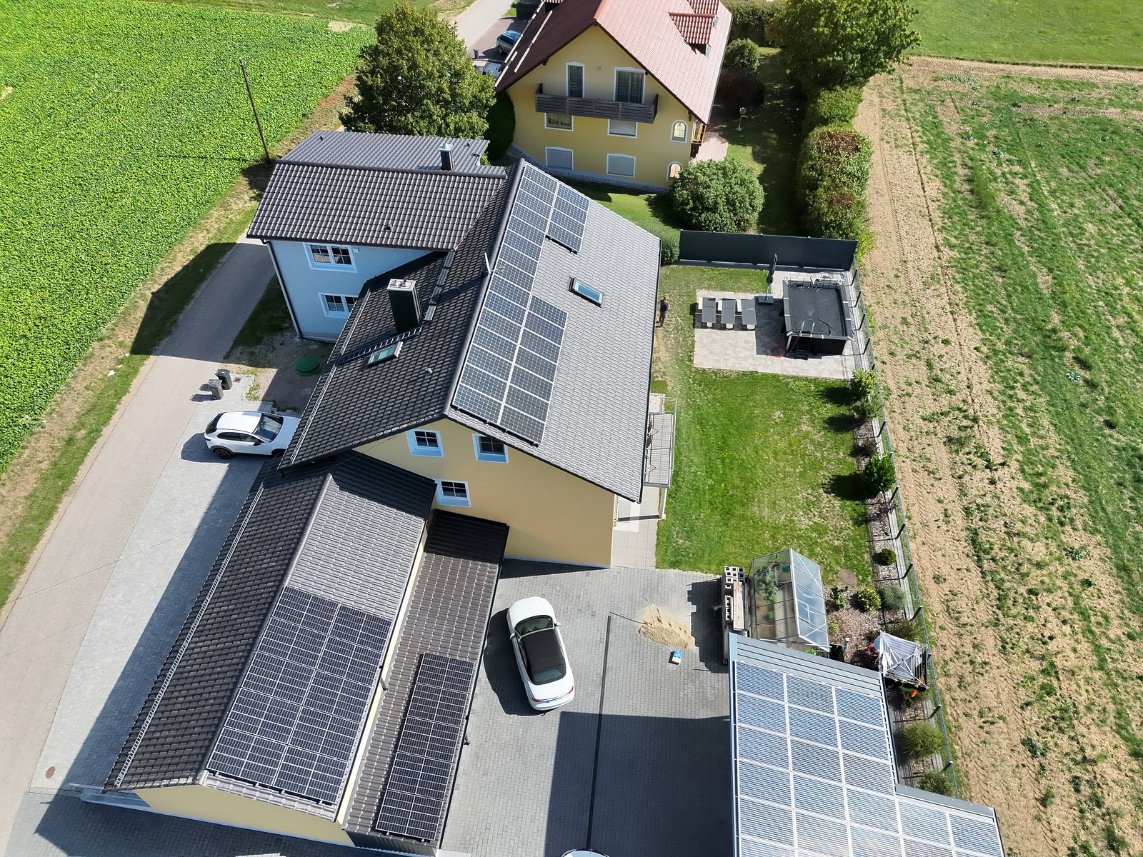 Wohnhaus, Garage und Scheune mit Photovoltaik, Landkreis Regensburg, Luftaufnahme