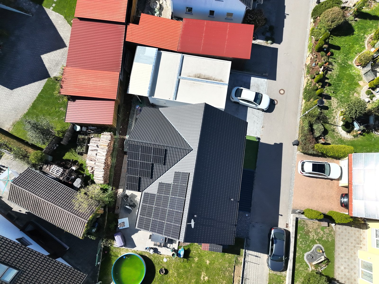 Wohngebäude mit Photovoltaik-Dachanlage, Landkreis Schwandorf, Luftaufnahme