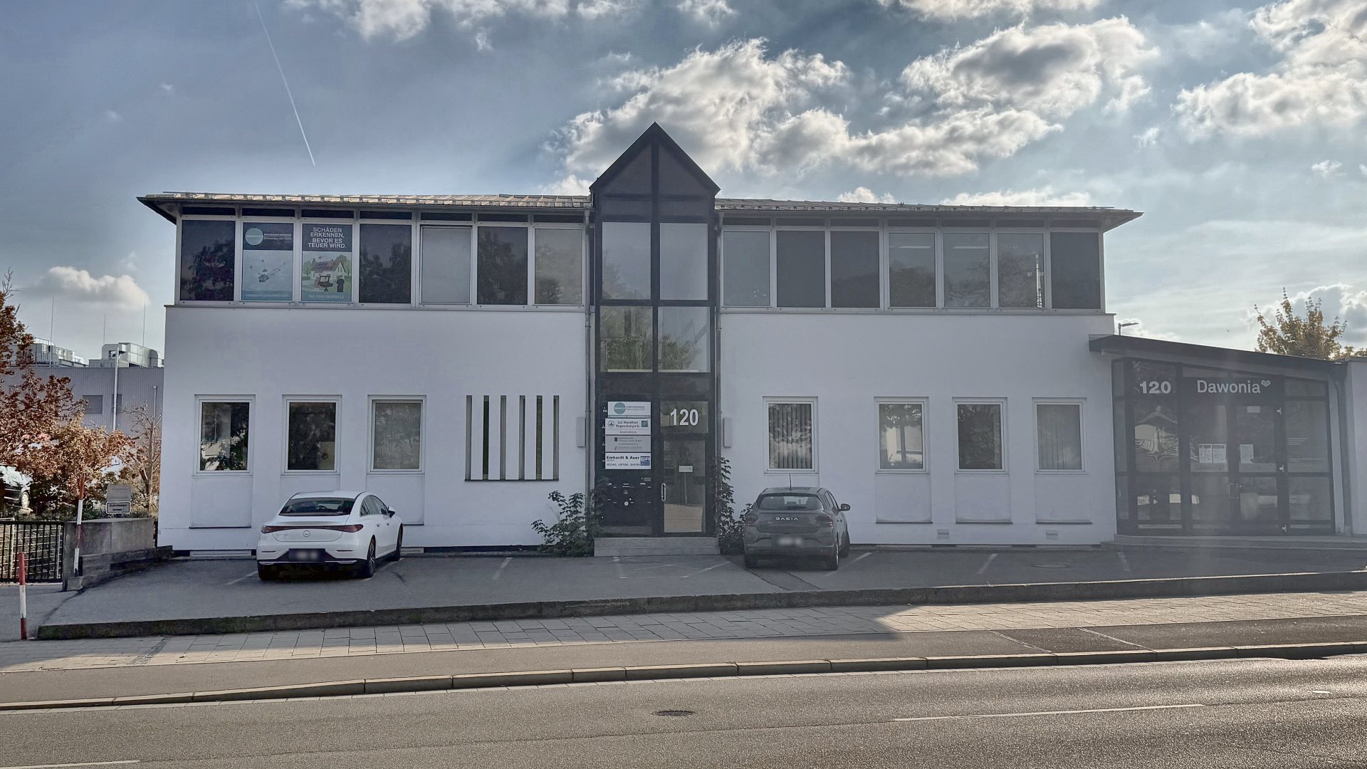 B&uuml;rogeb&auml;ude Donaustaufer Stra&szlig;e 120 in Regensburg, Ansicht von der Stra&szlig;e mit Eingang Nr. 120 und der SimCo-Fensterfront im 1. Obergeschoss